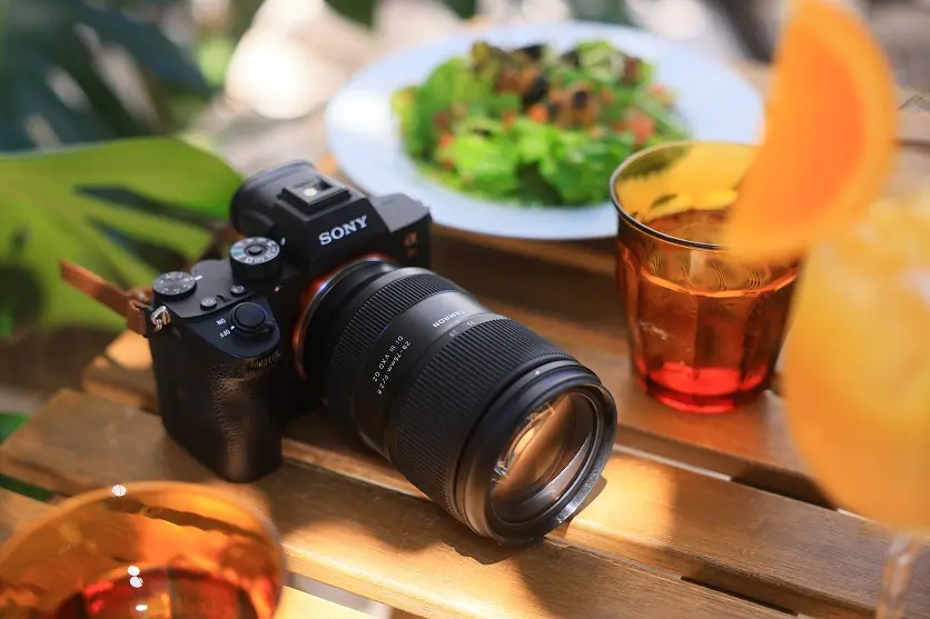 Mirrorless camera illustration