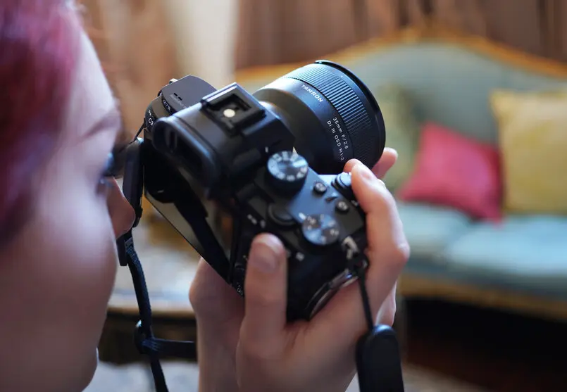 Lightweight and compact prime lens